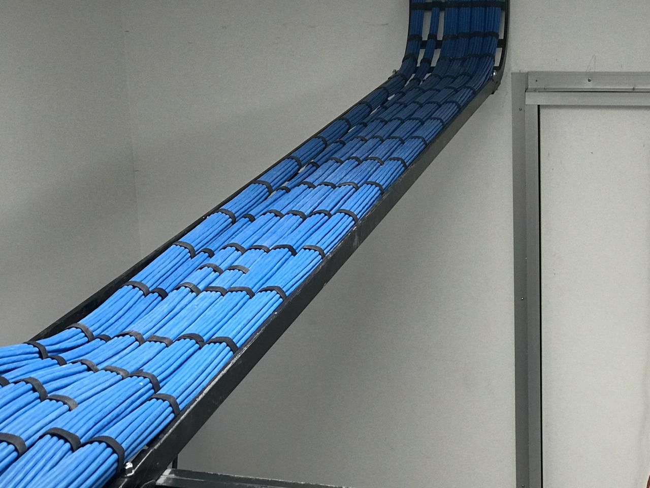 Cableado estructurado instalado en charola