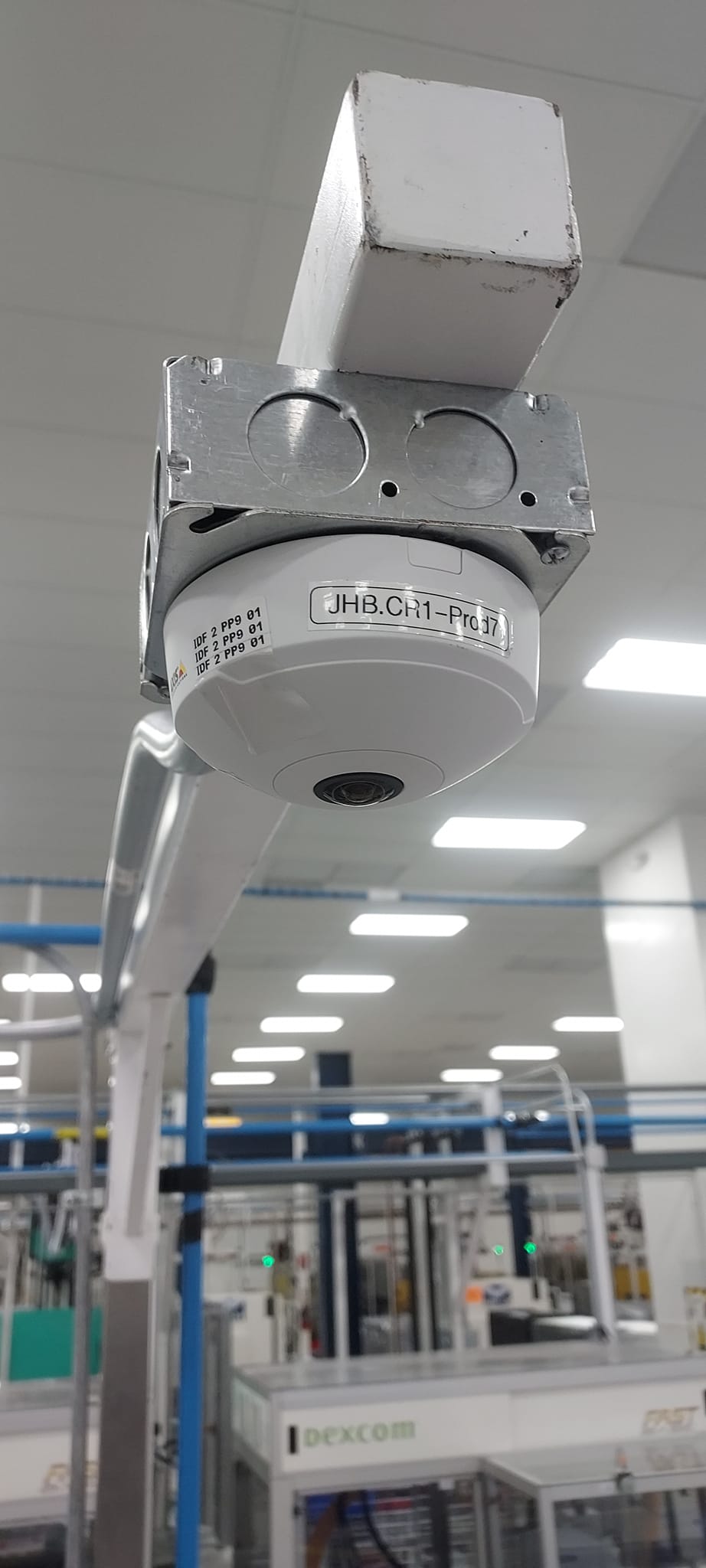 Cámara de seguridad instalada en área industrial